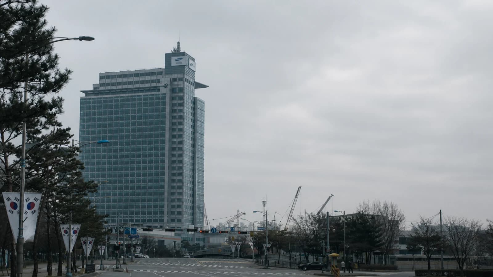 здание Samsung Electronics с логотипом компании