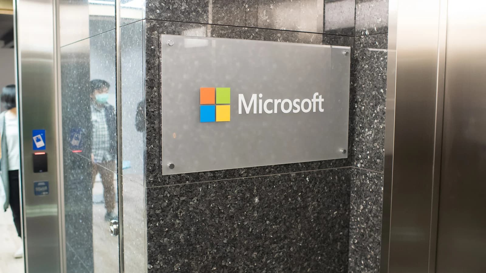 Вывеска Microsoft в офисе компании на Тайване.