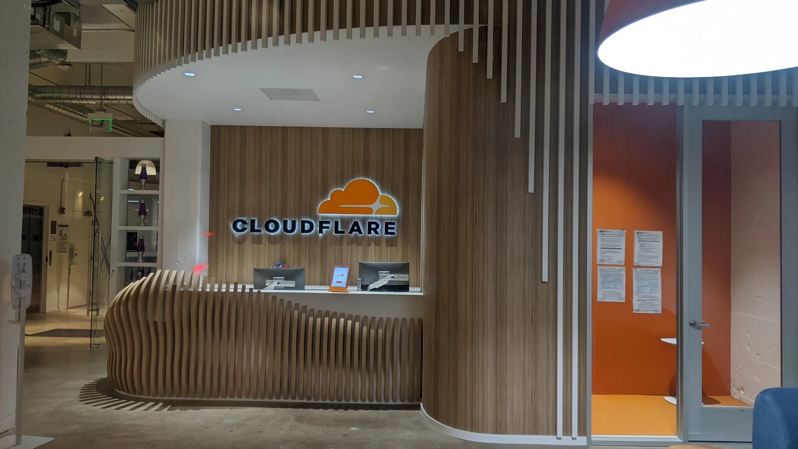 Офис Cloudflare с вывеской компании