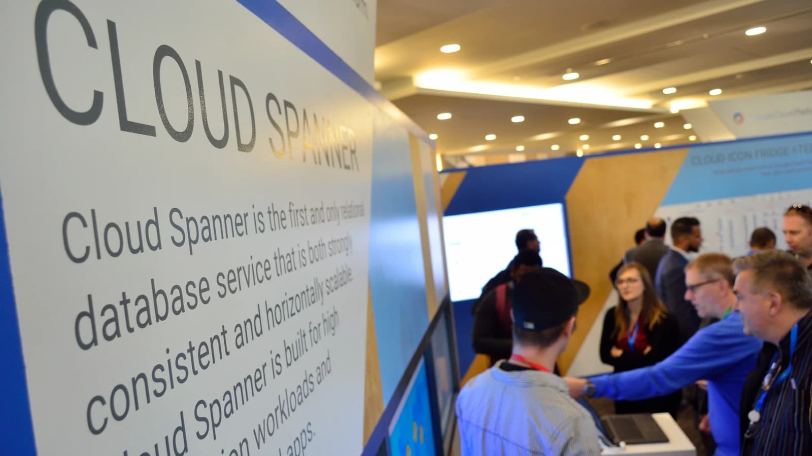 стенд Google Cloud с фирменной вывеской