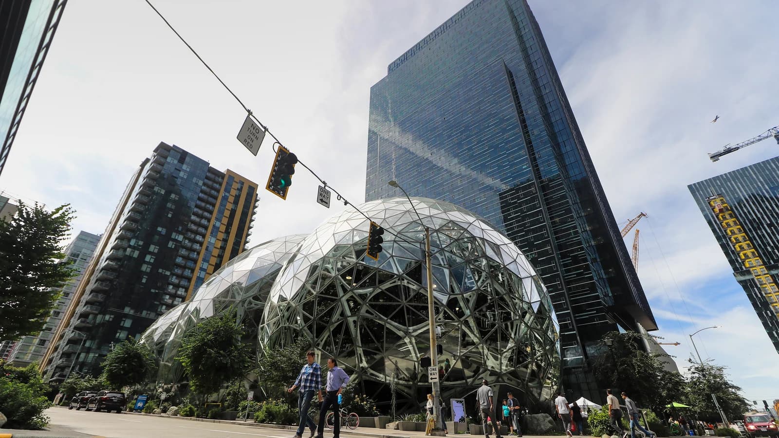 Стеклянные купола Amazon Spheres и офисные башни компании в Сиэтле.