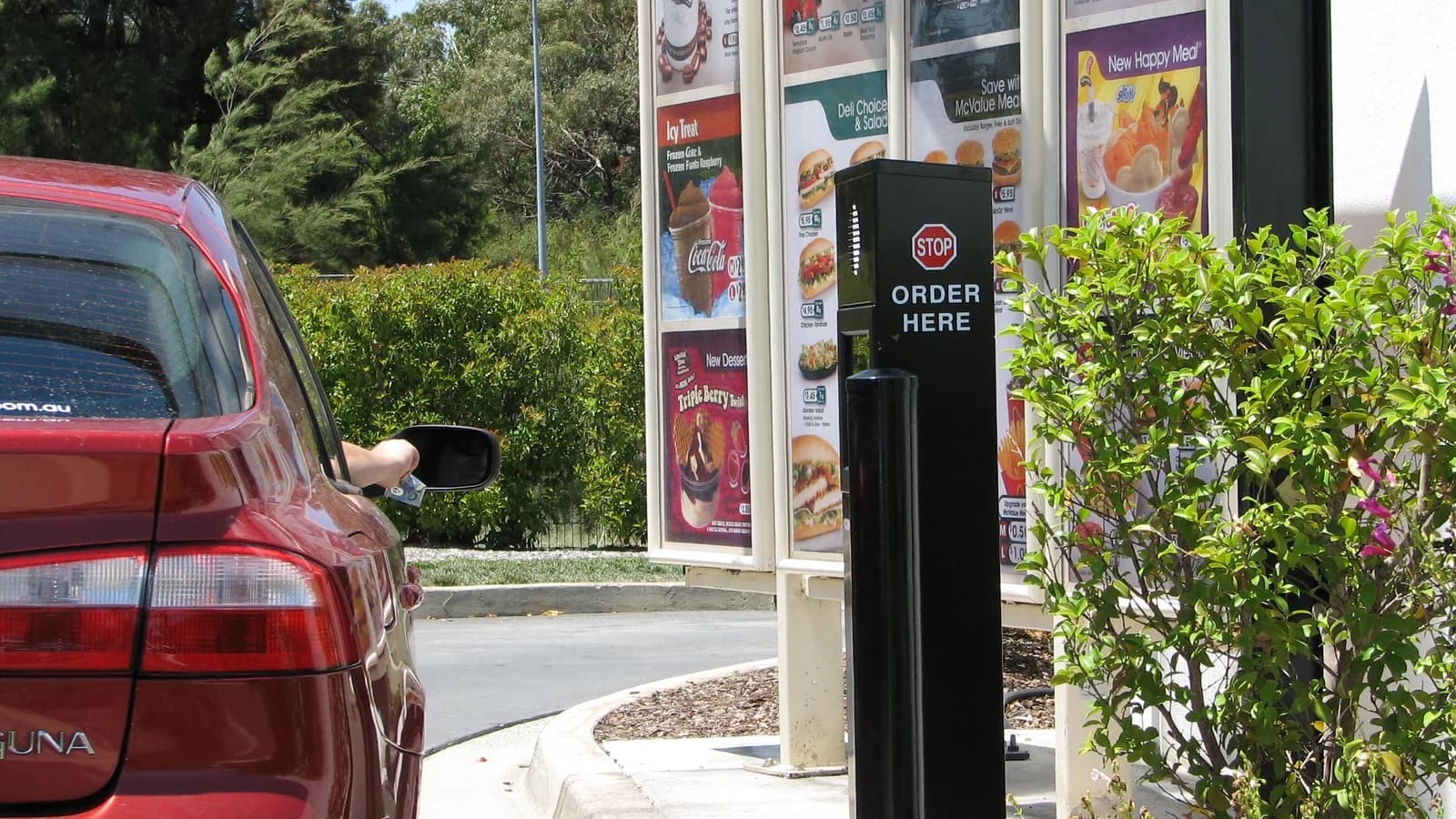 Архивное фото: автомобиль у стойки заказа McDonald’s в Чарнвуде, Австралия, 2007 год
