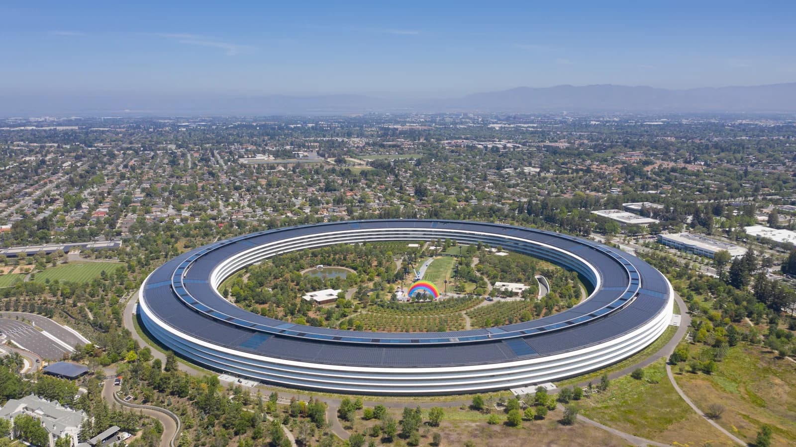 Аэрофотоснимок кольцевого здания штаб-квартиры Apple с зелёным внутренним двором