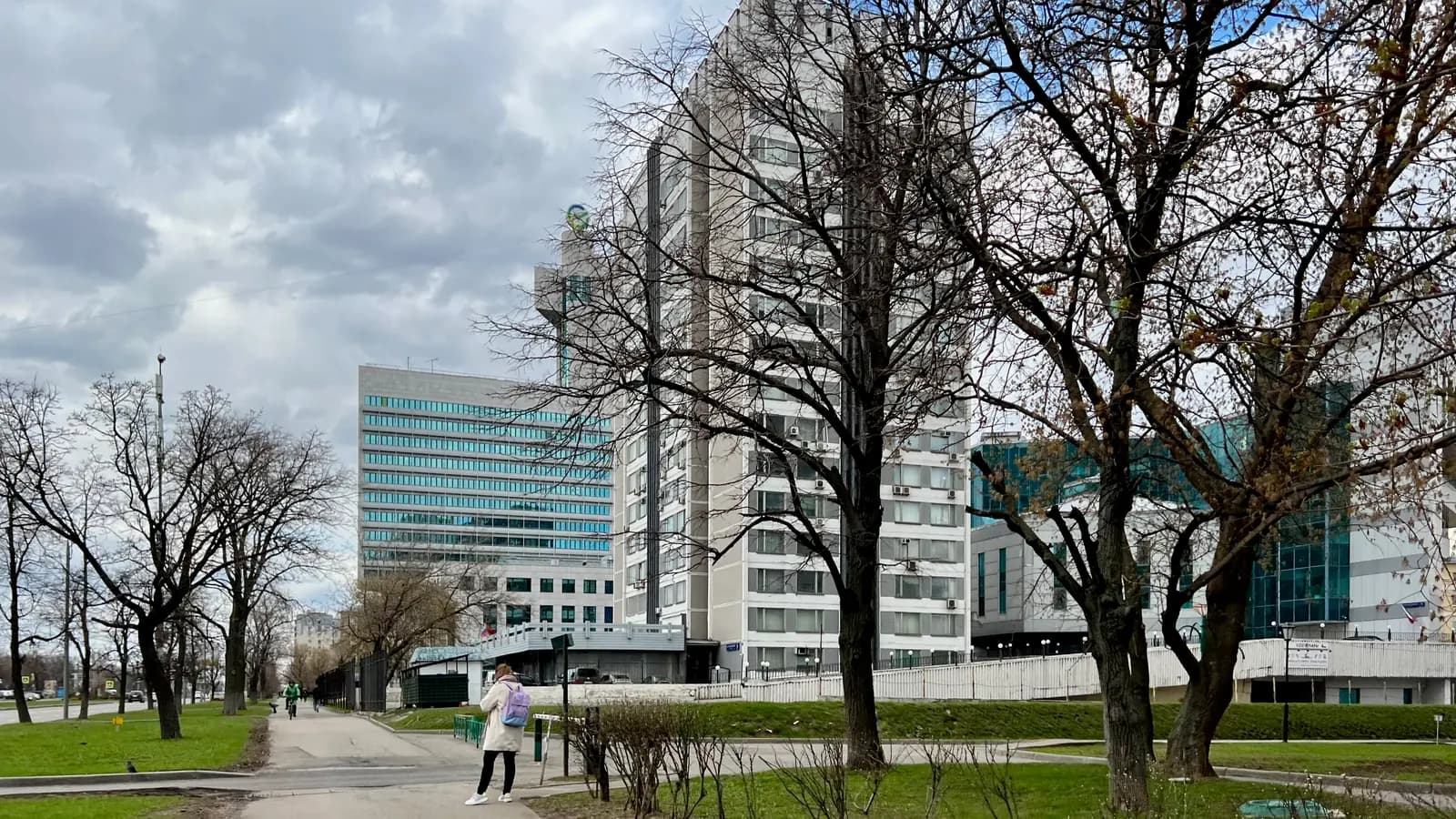 Комплекс офисных зданий с логотипом Сбербанка за деревьями
