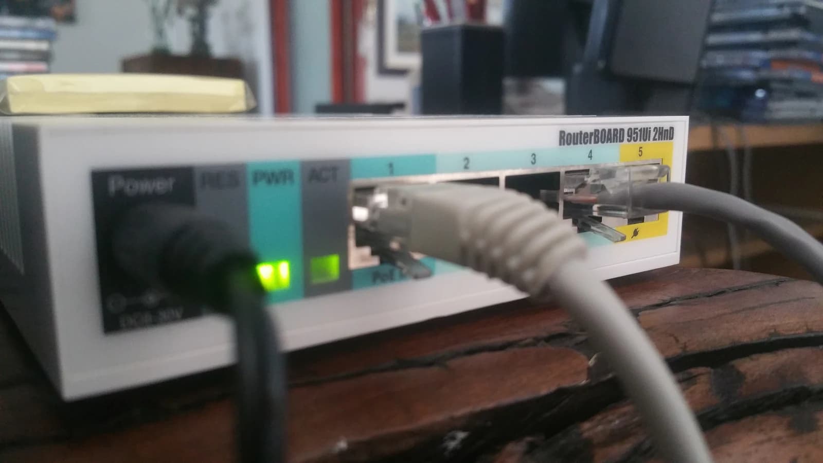 Сетевой маршрутизатор RouterBOARD с подключёнными кабелями Ethernet