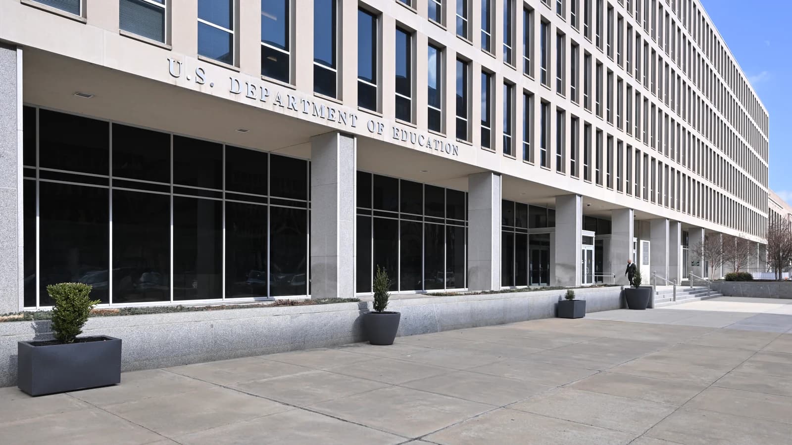 Фасад административного здания с вывеской U.S. Department of Education