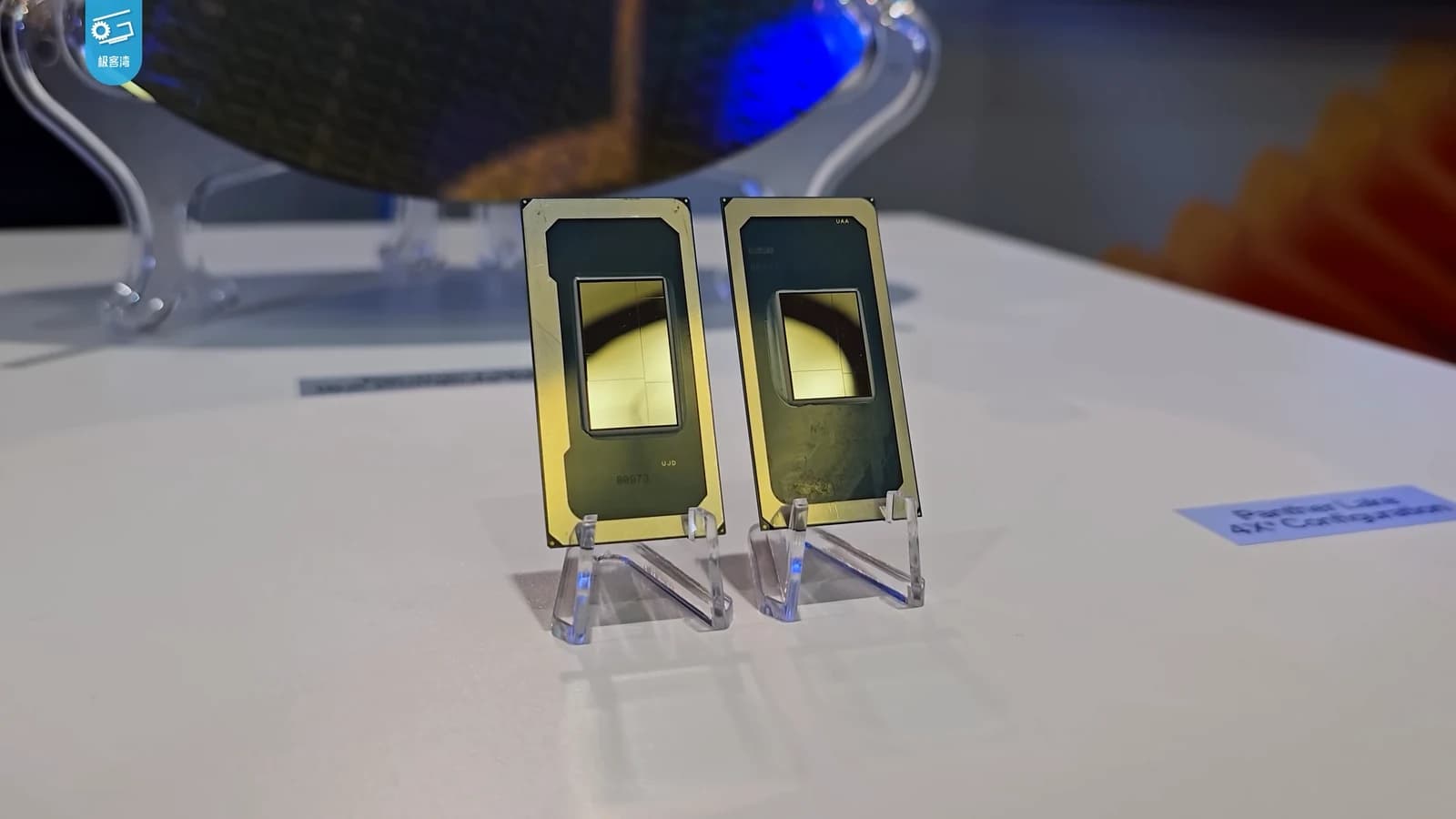 Два процессора Intel с открытыми кристаллами на прозрачных подставках
