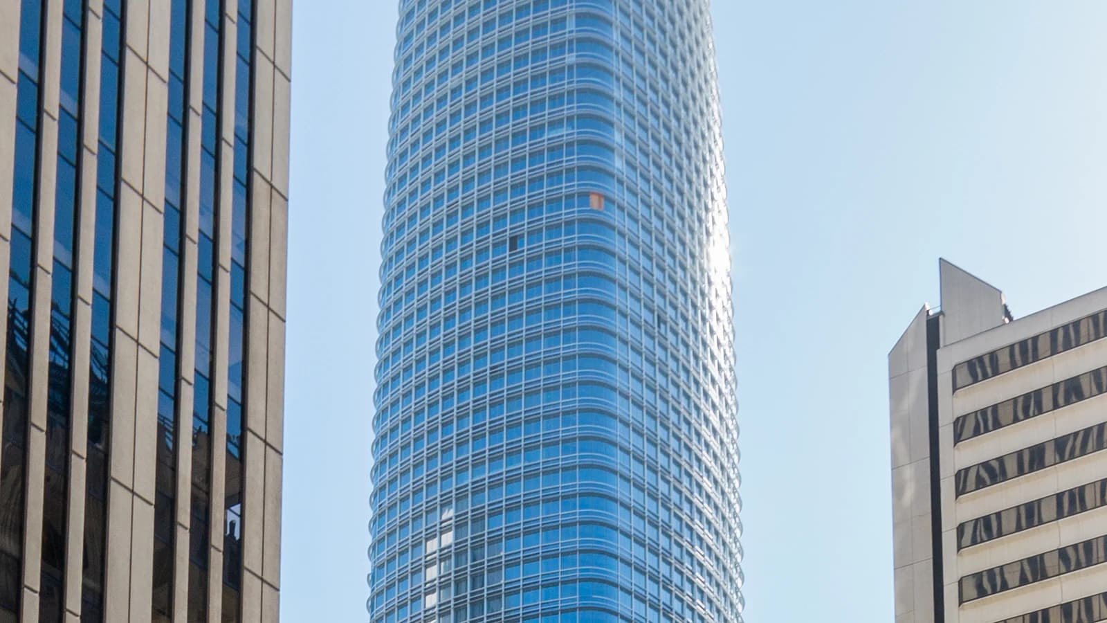 Высотная стеклянная башня Salesforce среди офисных зданий