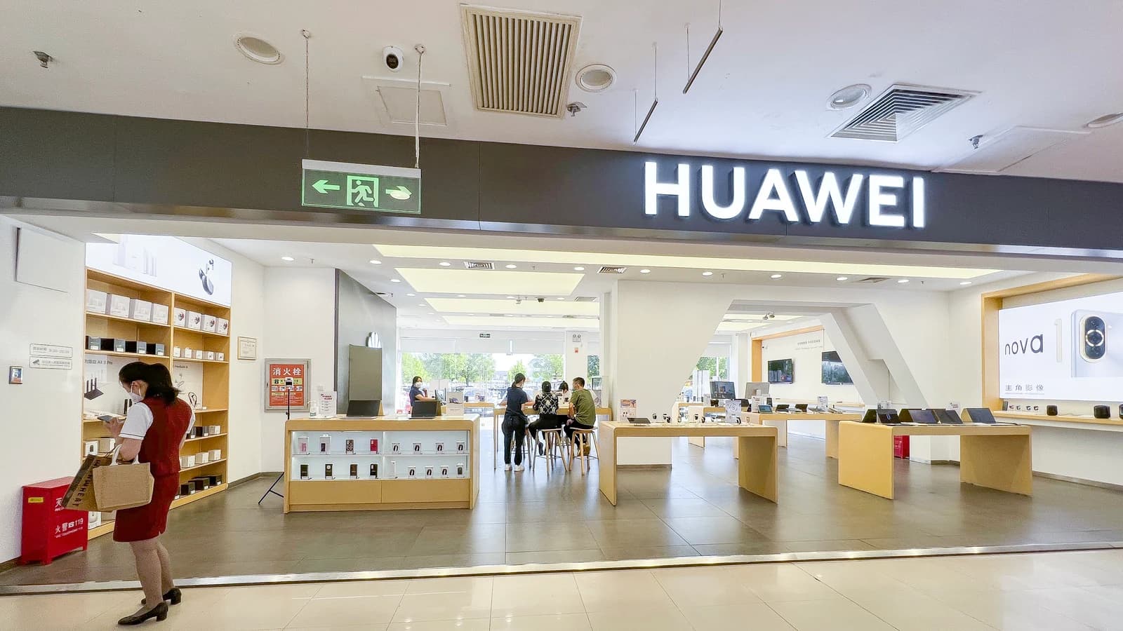 Фирменный магазин Huawei с яркой вывеской и витринами электроники