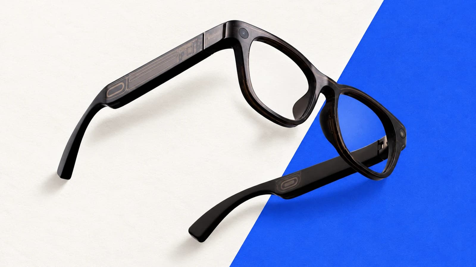 Умные очки Xiaomi AI Glasses с прозрачными линзами и встроенной камерой в тёмной оправе.