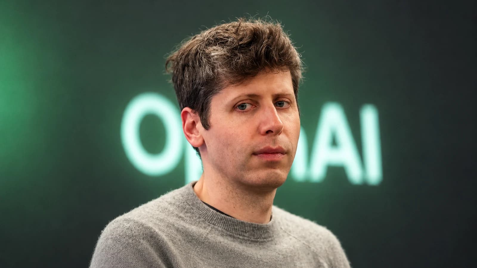 ИИ-иллюстрация: Сэм Альтман, глава OpenAI, — стилизованный портрет
