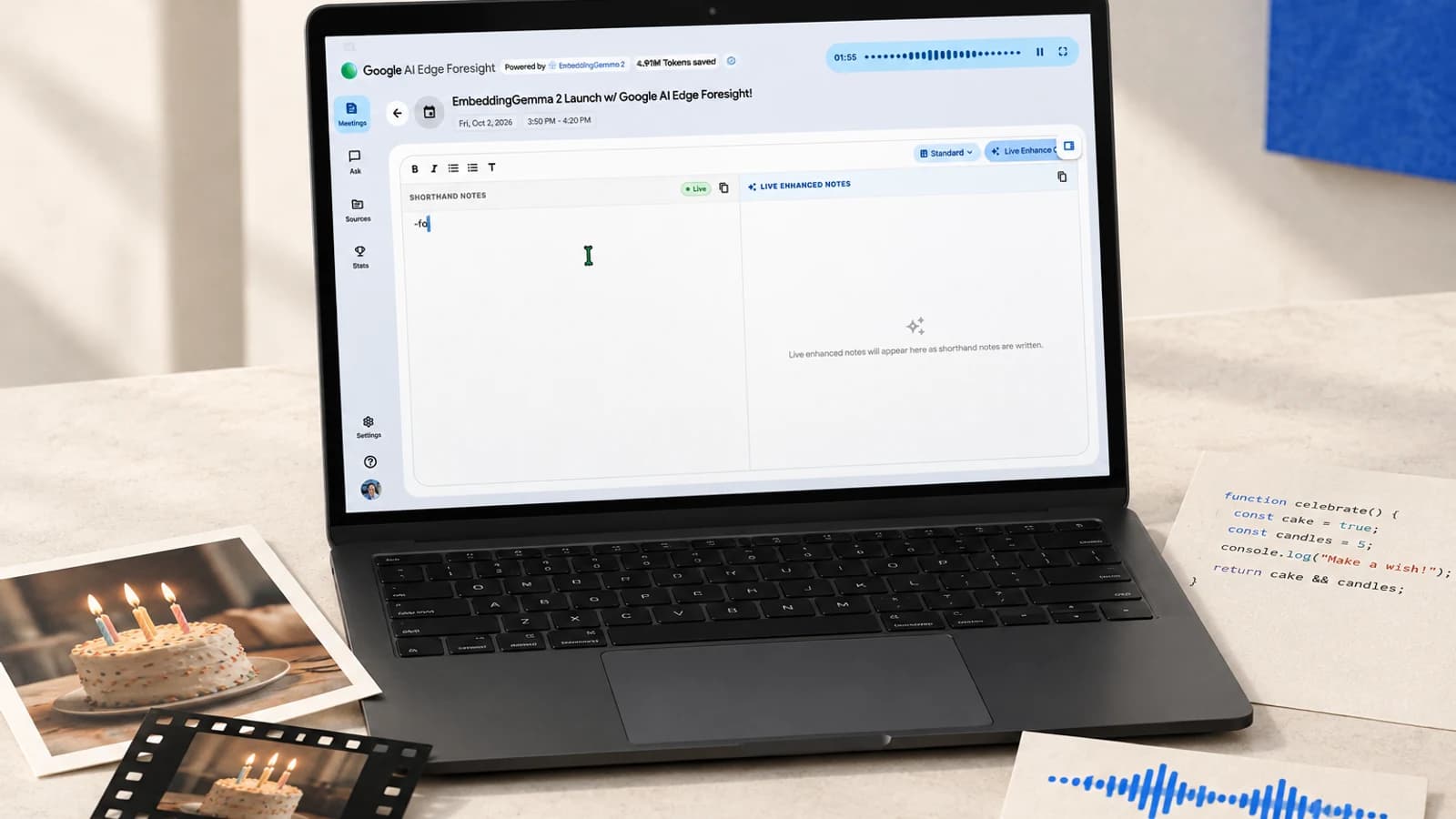 Открытый ноутбук с интерфейсом Google AI Edge Foresight; рядом лежат фотография торта со свечами, полоска видеокадров, лист с кодом и карточка со звуковой волной.