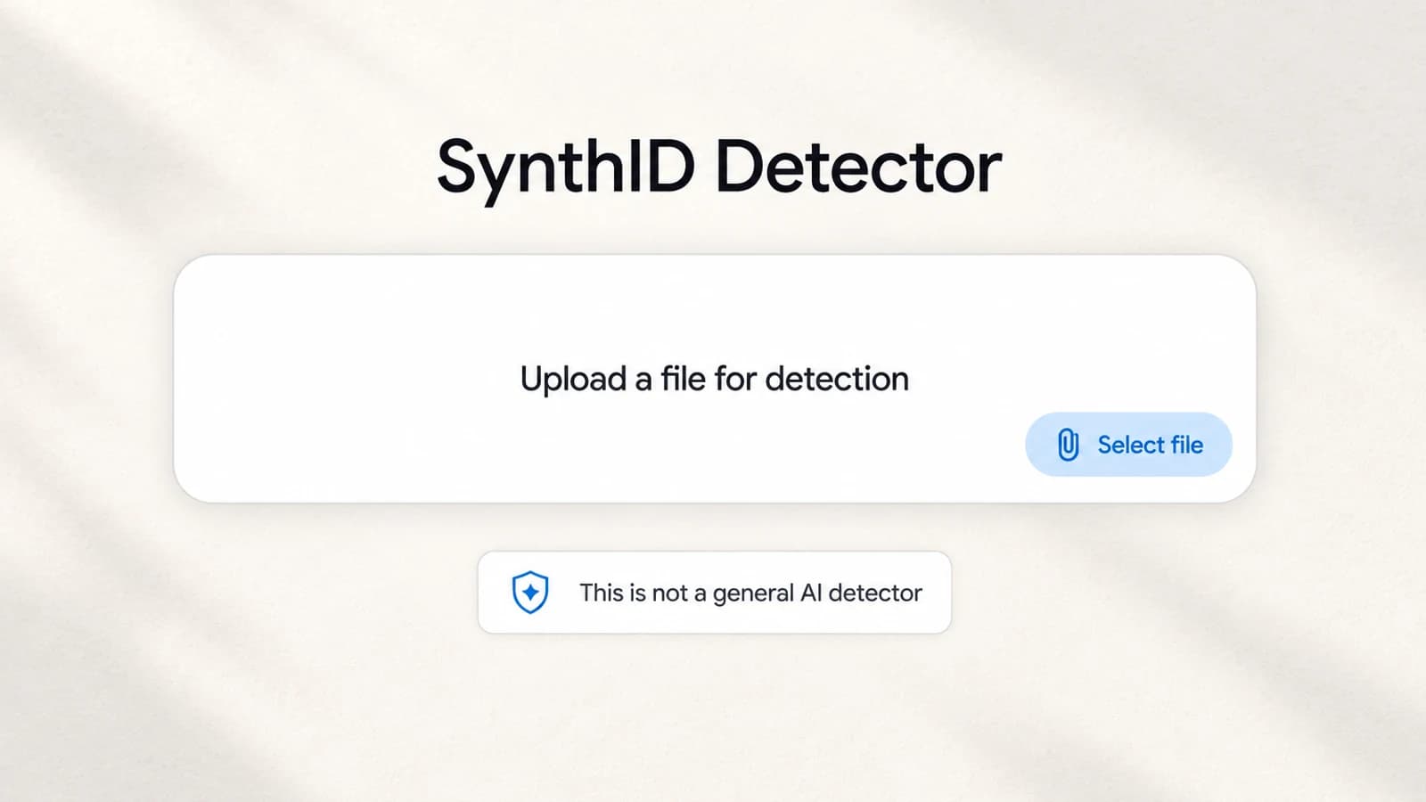 Интерфейс SynthID Detector с формой загрузки файла и предупреждением, что сервис не является универсальным ИИ-детектором.