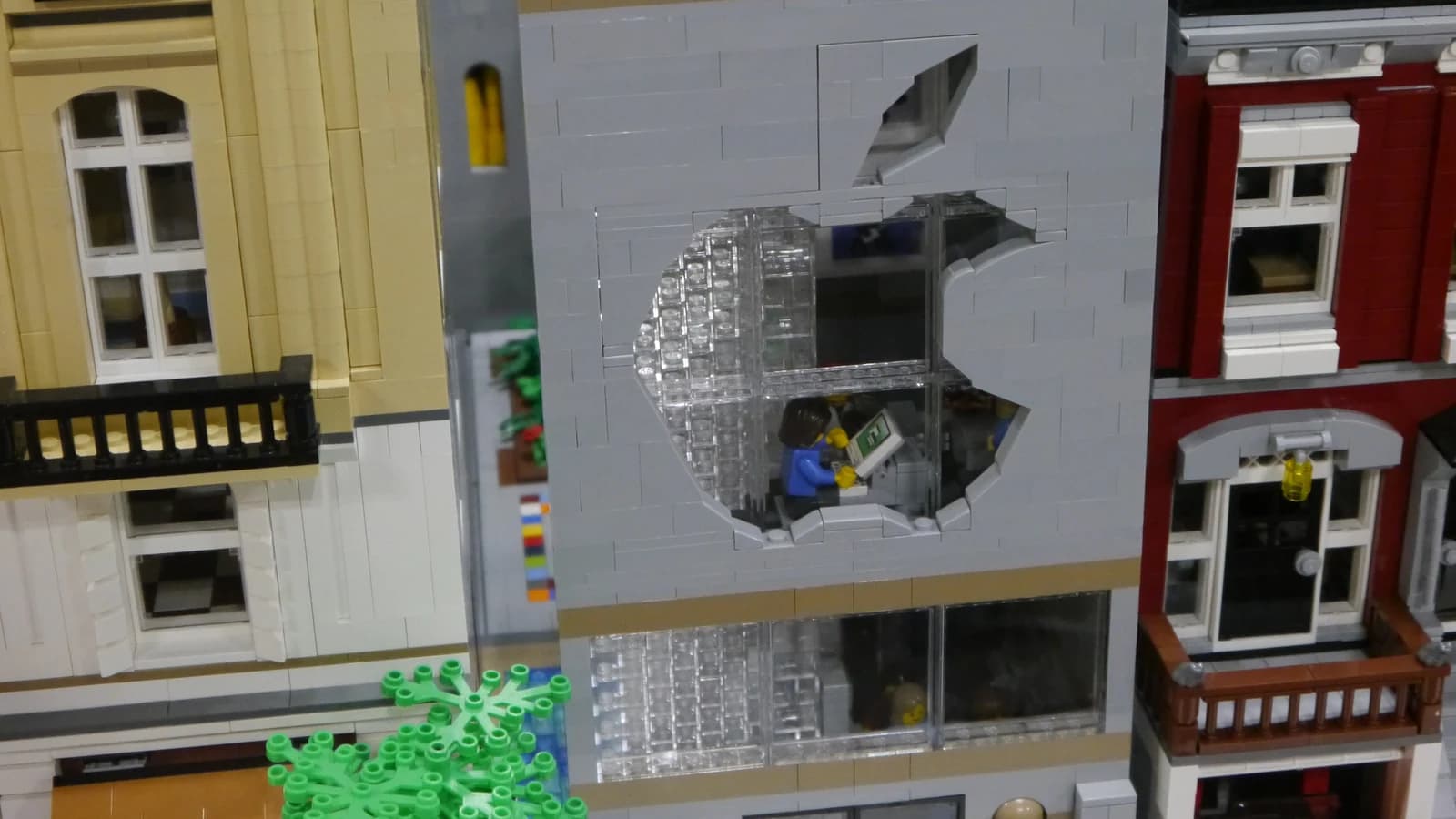 Макет здания из LEGO с крупным логотипом Apple на фасаде
