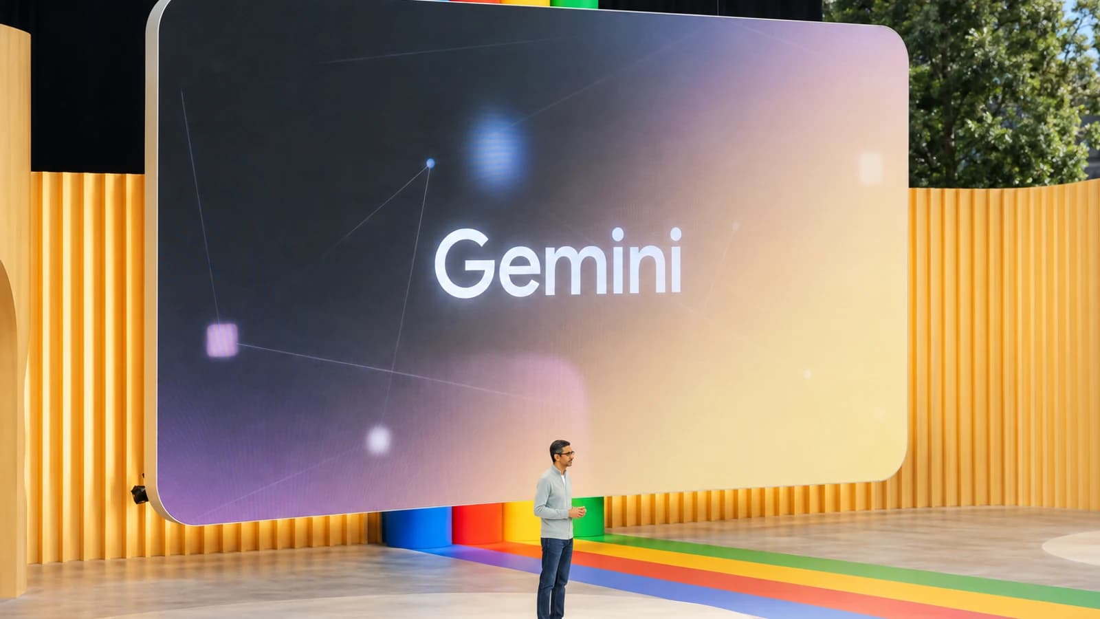 ИИ-иллюстрация: Сцена презентации Gemini: большой экран, ведущий и цветные декорации