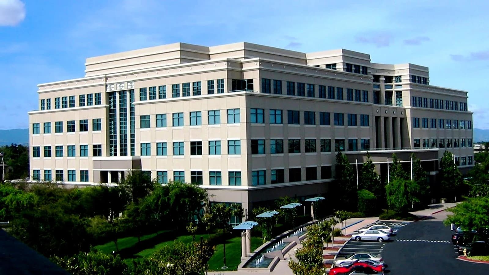 Офисное здание с небольшой вывеской Cisco на фасаде
