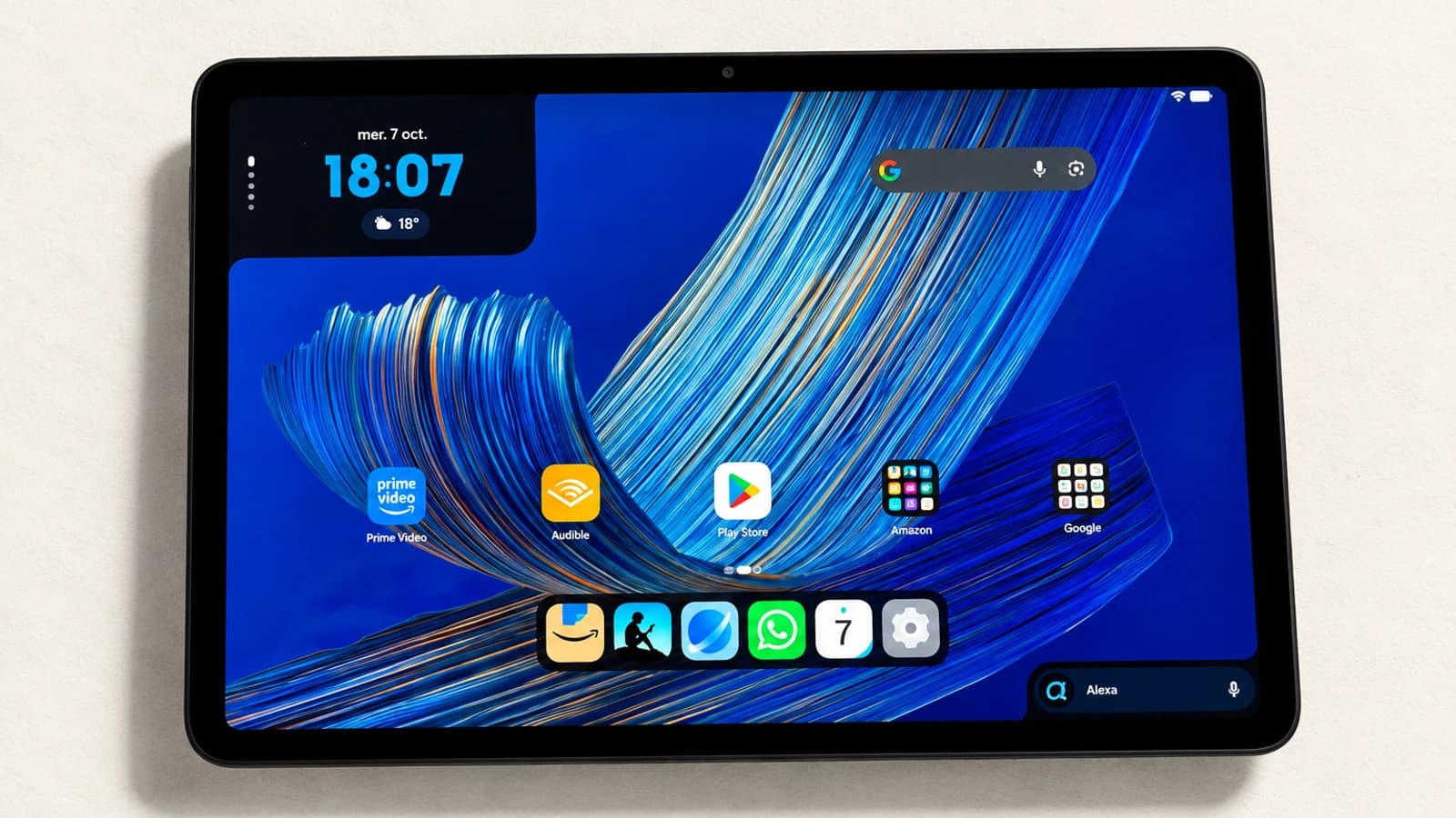 Планшет Amazon в альбомной ориентации с Android-интерфейсом, значком Google Play и строкой Alexa.