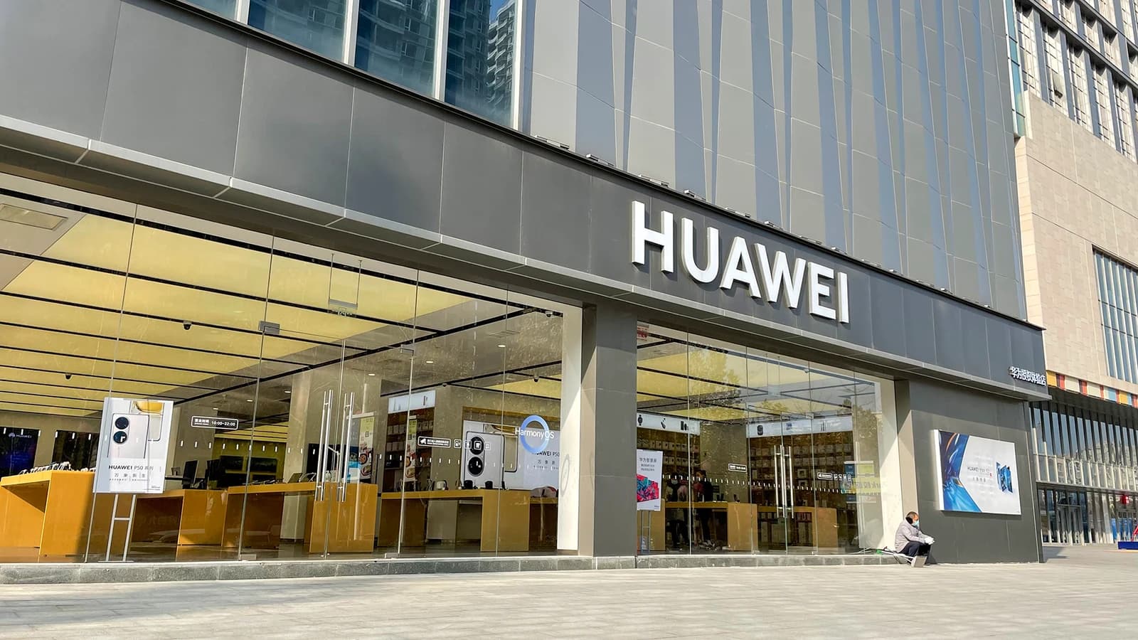 Фасад магазина Huawei с крупной фирменной вывеской над витринами